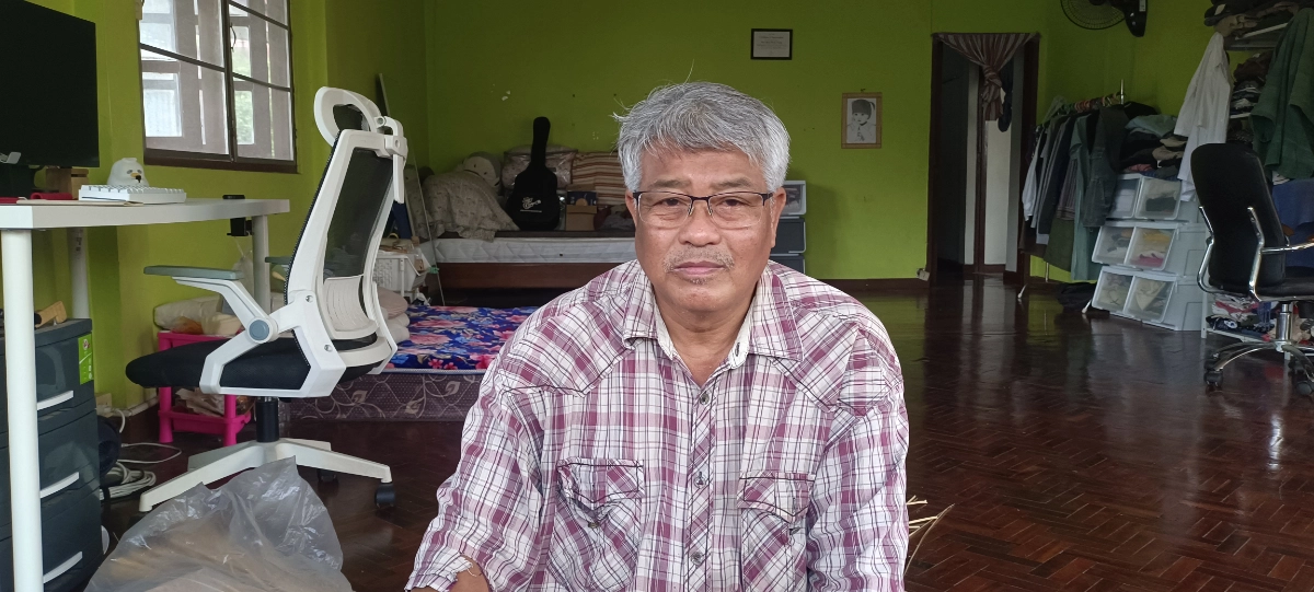 မိုးမေတ္တာ ပရဟိတအသင်း တည်ထောင်ခဲ့သူ ဦးမိုးကြီးကို ထိုင်းနိုင်ငံရှိ သူ၏နေအိမ်တွင် တွေ့ရစဉ်။ (ဓာတ်ပုံ- မျိုးသန့်)