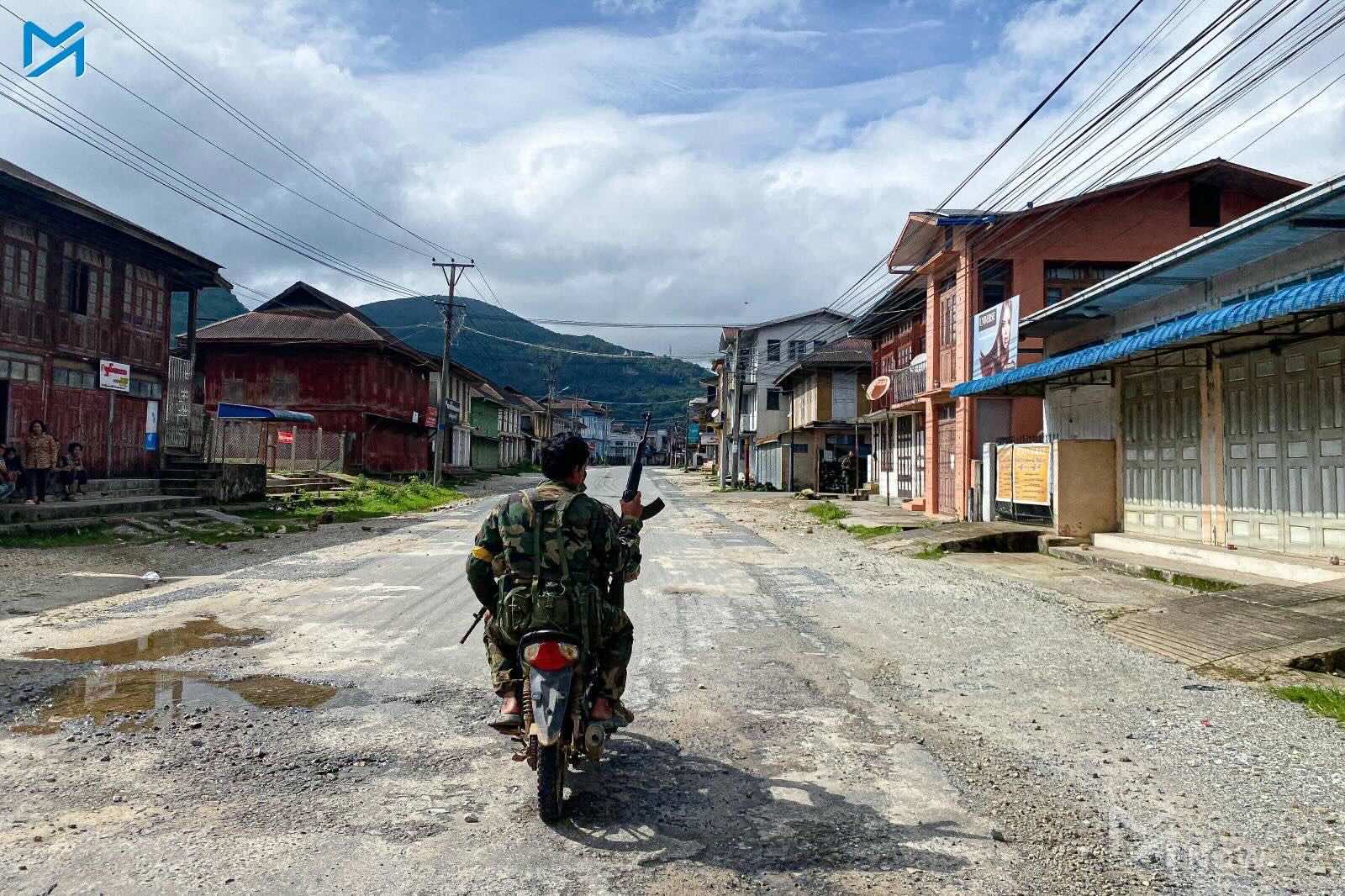 ၂၀၂၄ ခုနှစ် အတွင်းက မိုးကုတ်မြို့အနောက်ခြမ်းတွင် တွေ့ရသည့် TNLAနှင့် PDF တပ်ဖွဲ့ဝင်အချို့။ (ဓာတ်ပုံ- Myanmar Now)