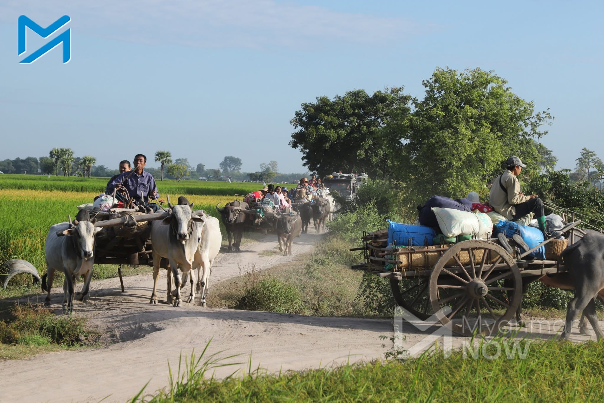 အာဏာသိမ်းစစ်တပ်၏ရန်ကြောင့် နေရပ်စွန့်ခွာ ထွက်ပြေးနေကြသော စစ်ကိုင်းတိုင်းဒေသခံများကို ၂၀၂၂ ခုနှစ်က တွေ့ရစဉ်။ (ဓာတ်ပုံ- Myanmar Now)