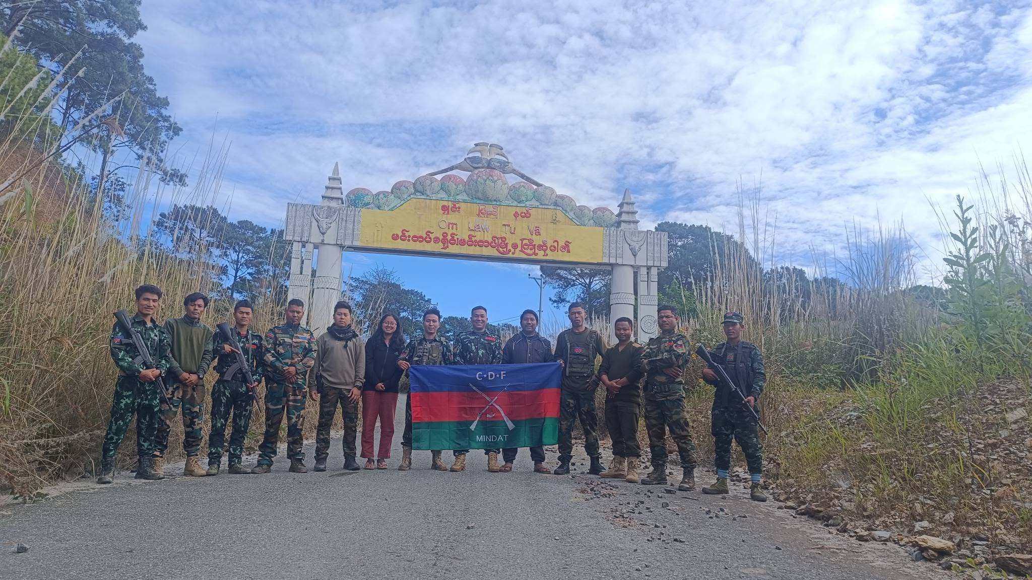 မင်းတပ်မြို့သိမ်းတိုက်ပွဲအပြီးတွေ့ရသည့် ဆလိုင်းယောမန်နှင့် CDF မင်းတပ်တပ်ဖွဲ့ဝင်များ။ Photo Credit - Yaw Mang Facebook