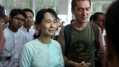 ၂၀၁၀ ပြည့်နှစ် နိုဝင်ဘာလတွင် နေအိမ်အကျယ်ချုပ်မှ လွတ်မြောက်လာပြီးနောက် ၁၀ ရက်အကြာ ရန်ကုန်လေဆိပ်သို့ ရောက်ရှိလာသည့် သားငယ် ကင်မ်အဲရစ် (Kim Aris) ကို ဒေါ်အောင်ဆန်းစုကြည်က သွားရောက်ကြိုဆိုစဉ်။ (ဓာတ်ပုံ- AFP)