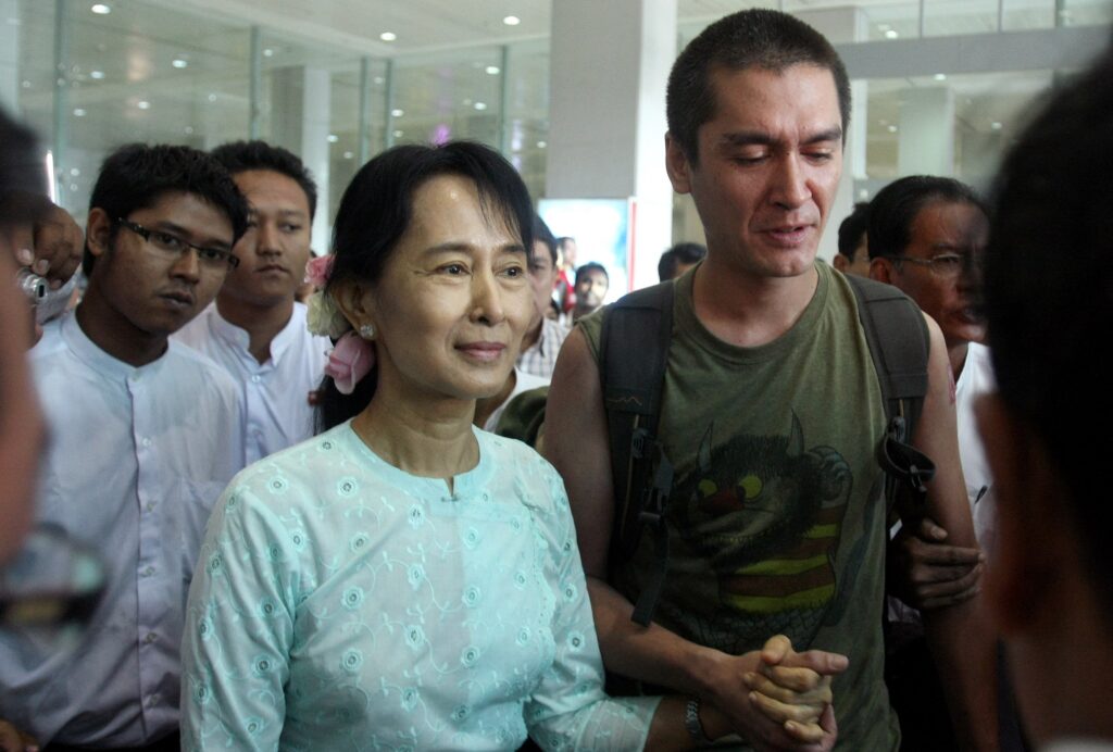 ၂၀၁၀ ပြည့်နှစ် နိုဝင်ဘာလတွင် နေအိမ်အကျယ်ချုပ်မှ လွတ်မြောက်လာပြီးနောက် ၁၀ ရက်အကြာ ရန်ကုန်လေဆိပ်သို့ ရောက်ရှိလာသည့် သားငယ် ကင်မ်အဲရစ် (Kim Aris) ကို ဒေါ်အောင်ဆန်းစုကြည်က သွားရောက်ကြိုဆိုစဉ်။ (ဓာတ်ပုံ- AFP)