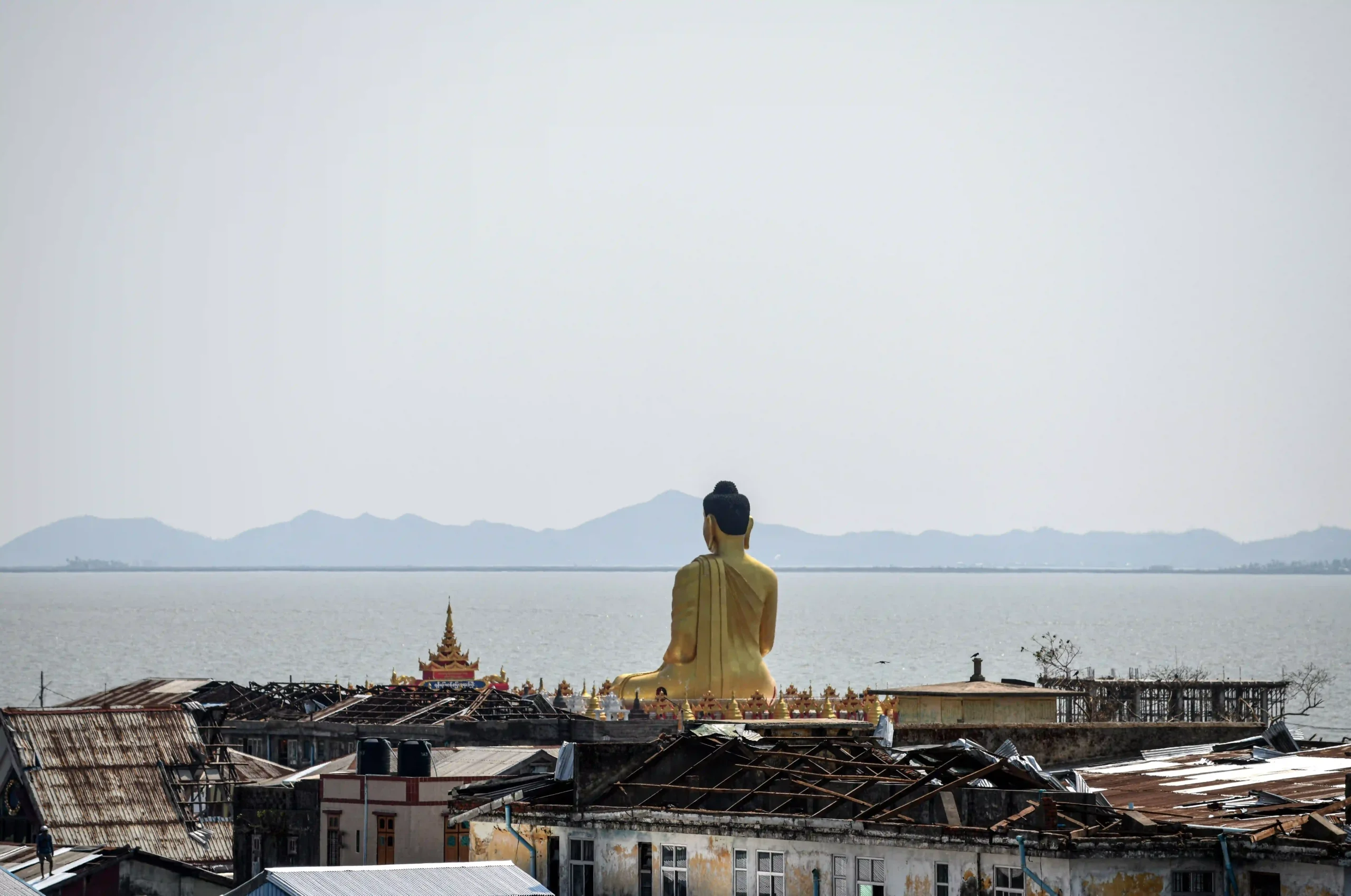 မိုခါမုန်တိုင်းဒဏ်သင့်ထားသော ပြည်နယ်မြို့တော် စစ်တွေကို ၂၀၂၃ ခုနှစ် မေလအတွင်း တွေ့ရစဉ်။ (ဓာတ်ပုံ- AFP)