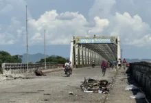 လေယာဉ်ဗုံးကြောင့် ကျောက်တော်မြို့ ကစ္ဆပနဒီတံတားပေါ် ပေါက်ကွဲပျက်စီးထားစဉ်။ (ဓာတ်ပုံ- AFP)