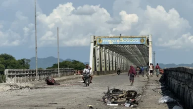 လေယာဉ်ဗုံးကြောင့် ကျောက်တော်မြို့ ကစ္ဆပနဒီတံတားပေါ် ပေါက်ကွဲပျက်စီးထားစဉ်။ (ဓာတ်ပုံ- AFP)