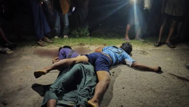 စစ်ကိုင်းတိုင်း ဘုတလင်မြို့နယ်မှ တော်လှန်ရေးတပ်ဖွဲ့ဝင် နှစ်ဦး အောက်တိုဘာလ ၄ ရက် ညပိုင်းက သတ်ဖြတ်ခံရပြီးနောက် ရုပ်အလောင်းများကိုတွေ့ရစဉ်။ (ဓာတ်ပုံ- ပေးပို့)