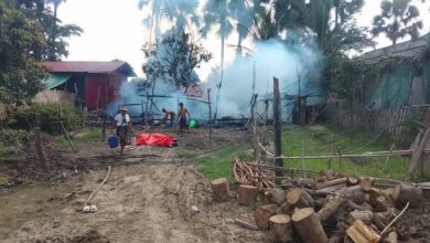 စစ်ကိုင်းတိုင်း ဒီပဲယင်းမြို့နယ် မူးကမ်းကြီးရွာ၌ အောက်တိုဘာလ ၈ ရက် နေ့လယ်ပိုင်းက လေကြောင်းတိုက်ခိုက်မှုအပြီး ထိခိုက်ပျက်စီးမှုများ။ (ဓာတ်ပုံ - ဒီပဲယင်း ပအဖ)