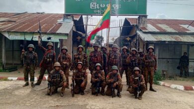 ၂၀၁၅ ဇူလိုင်လအတွင်းက နောင်ချိုမြို့ကိုပြန်သိမ်းပြီးနောက် မြို့လယ်ဈေးရှေ့တွင် တွေ့ရသော စစ်ကောင်စီတပ်ဖွဲ့ဝင်များ။ (ဓာတ်ပုံ - စစ်တပ်တယ်လီဂရမ်ချန်နယ်များ)