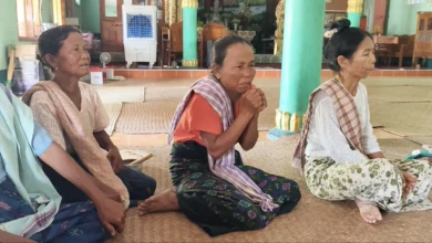 လေယာဉ်ဗုံးကြဲခြင်းကြောင့် ဘေးလွတ်ရာတွင် ပုန်းနေရပုံကို ငိုယိုပြောပြနေသည့် ဥပုသ်သည် တဦး။ ဓာတ်ပုံ- တင်စိုး(အညာမြေ)