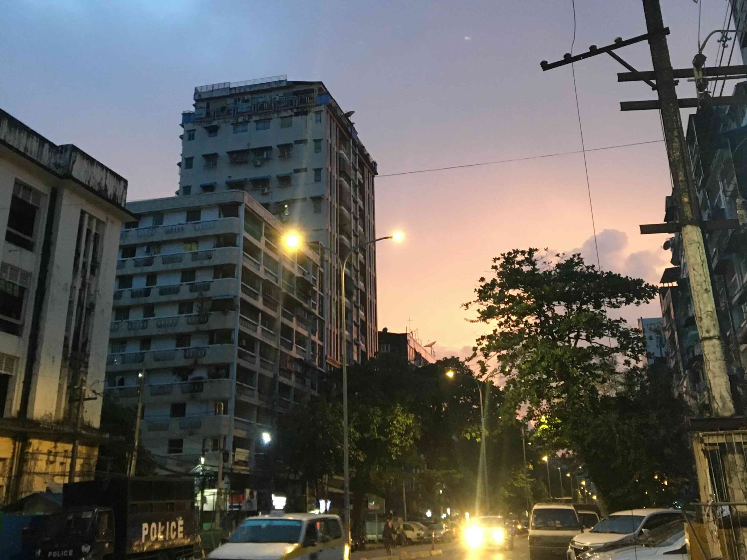 ရန်ကုန်မြို့၏ ညနေဆည်းဆာ။ ရန်ကုန်မြို့နေ လူငယ်တို့အတွက် ဆည်းဆာနေဝင်ချိန်သည် လမ်းမများထက်မှ အိမ်သို့ အမြန်တက်သုတ်ရိုက်ပြန်ရန် အချက်ပြမှုတခု ဖြစ်လာခဲ့သည်။ ( ဓာတ်ပုံ- Myanmar Now)