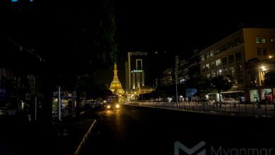 လျှပ်စစ်မီးပြတ်တောက်နေသော ရန်ကုန်မြို့လယ်မြင်ကွင်း။ (ဓာတ်ပုံ- ကိုကံကောင်း/ Myanmar Now)