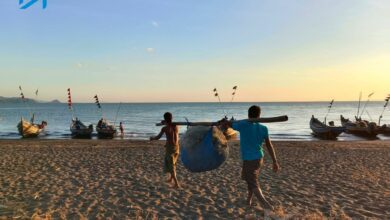 ယခုနှစ်အတွင်း မြေပုံမြို့နယ်တစ်နေရာတွင် တွေ့ရသော ငါးဖမ်းစက်လှေများနှင့် ငါးဖမ်းသူများ။ (ဓာတ်ပုံ- Myanmar Now)