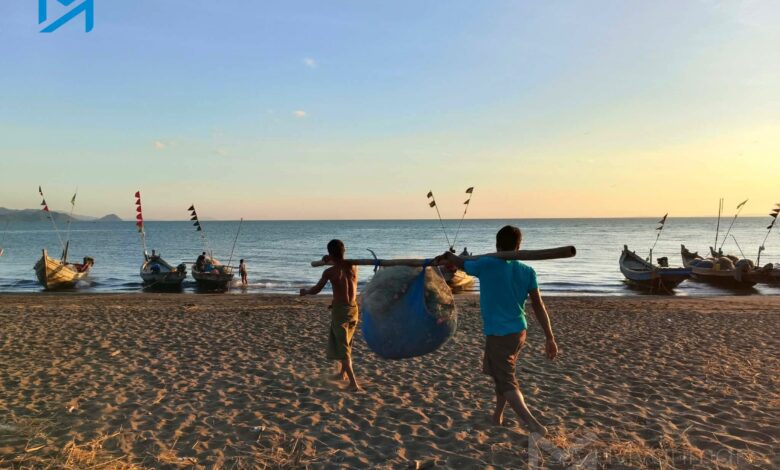 ယခုနှစ်အတွင်း မြေပုံမြို့နယ်တစ်နေရာတွင် တွေ့ရသော ငါးဖမ်းစက်လှေများနှင့် ငါးဖမ်းသူများ။ (ဓာတ်ပုံ- Myanmar Now)