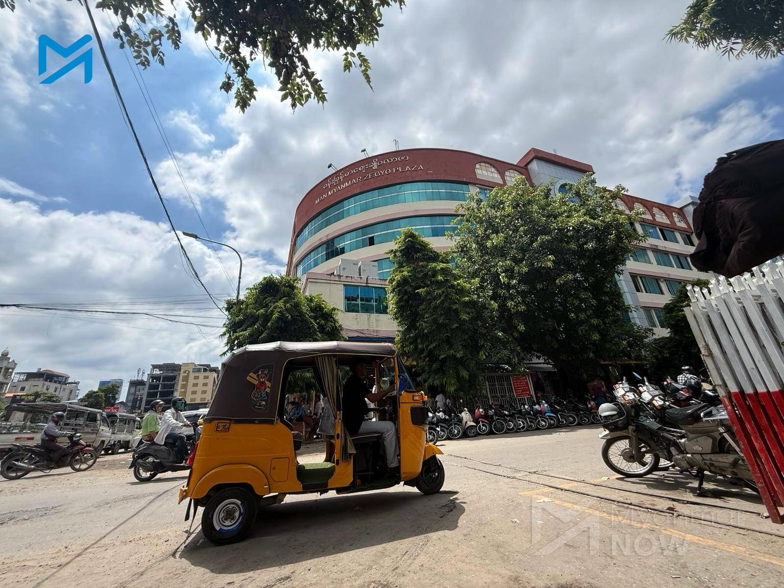 မန္တလေး၏ အထင်ကရ ဈေးချိုတော်တွင် ဝယ်သူများ ခြောက်ကပ်နေပြီး ဈေးသည် အများစုမှာ ဈေးဝယ်သူအလာ မျှော်နေကြရသည်။ (ဓာတ်ပုံ- Myanmar Now)