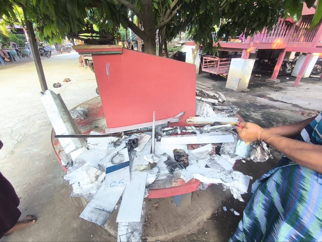 ချောင်းဦးမြို့ တောကျောင်းလေးရွာရှိ ပဋ္ဌာန်းပွဲကျင်းပနေသည့် ဘုန်းကြီးကျောင်းအတွင်း တွေ့ရသော အသေခံဒရုန်း အပိုင်းအစအချို့။ (ဓာတ်ပုံ-ပေးပို့)